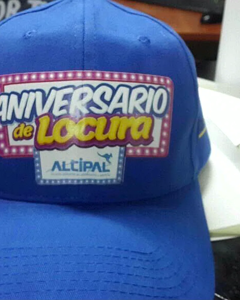 Gorra azul estampada para el aniversario de una empresa