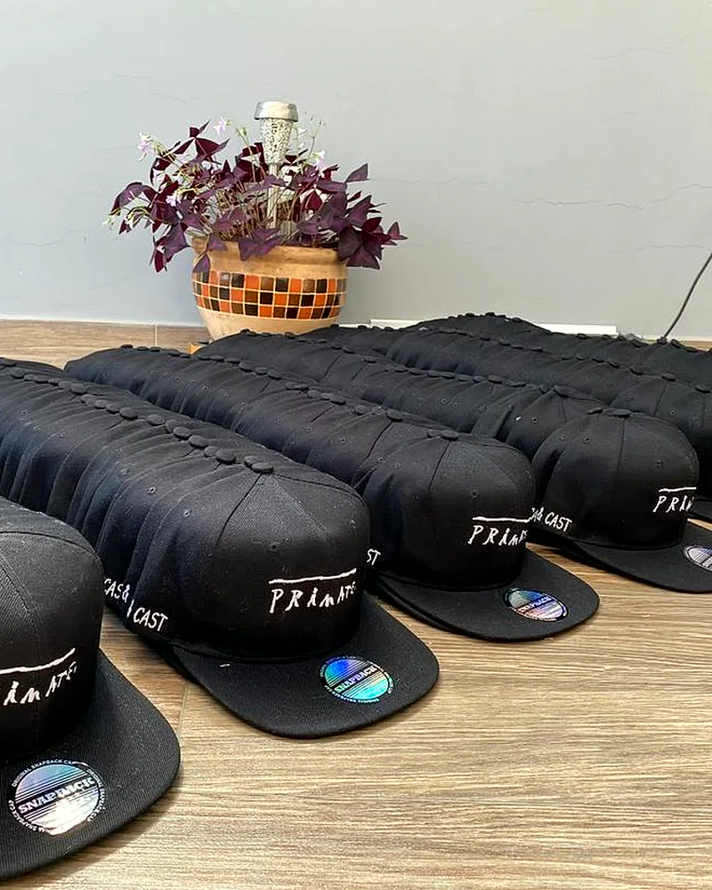 Gorras negras bordadas para una marca