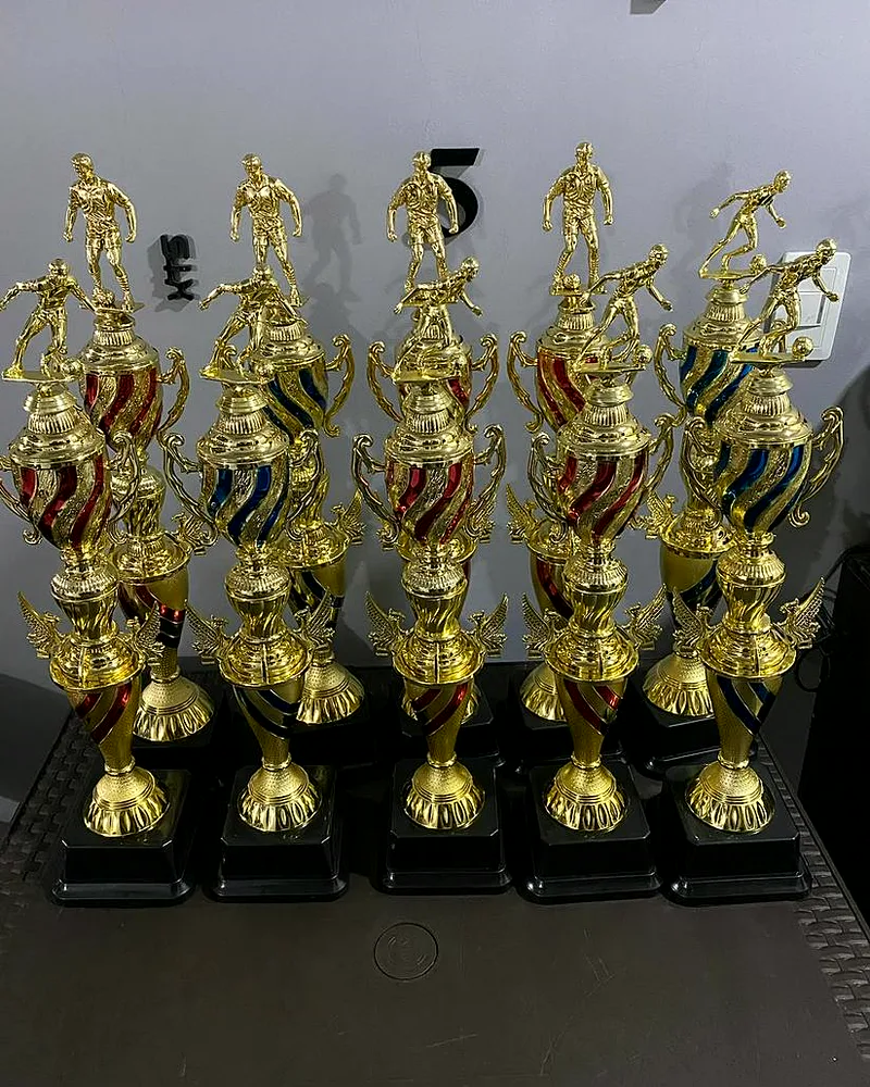 Lote de trofeos dorados para un torneo