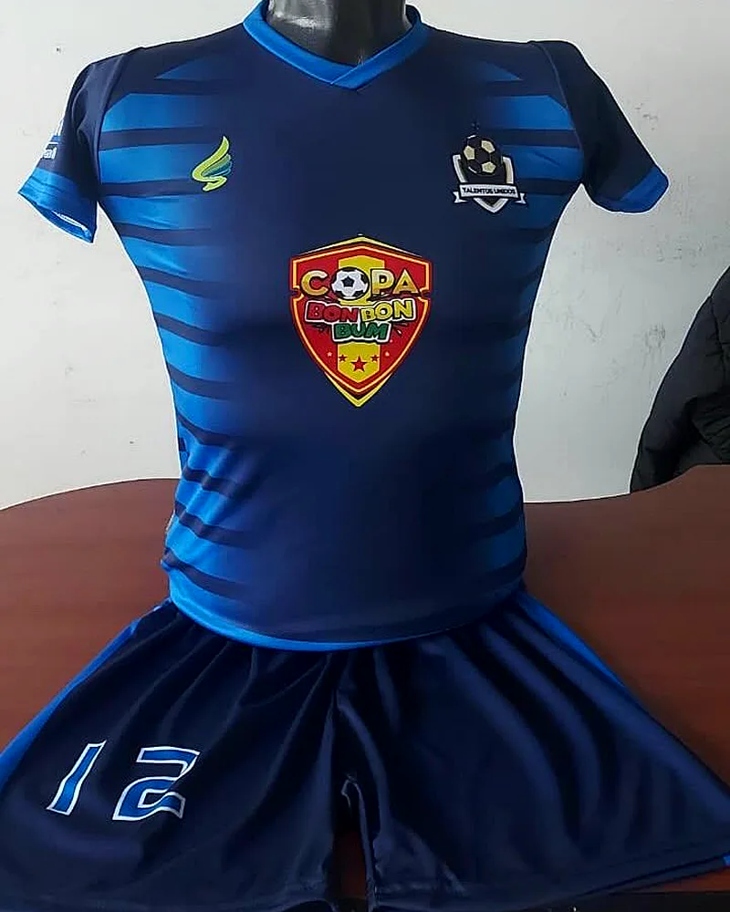 Uniforme azul para una copa de fútbol